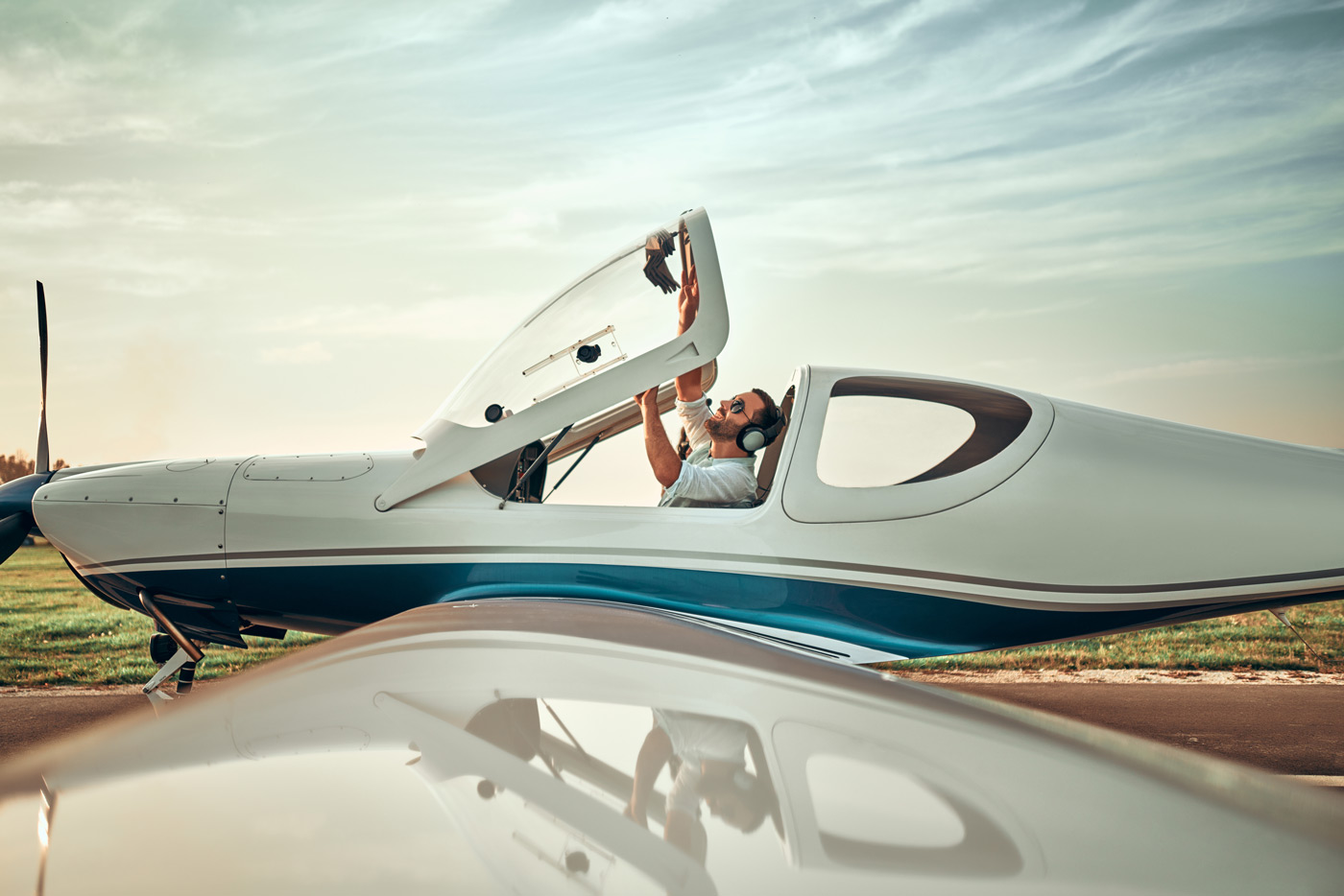 Pilot who bought a plane from an aircraft dealer