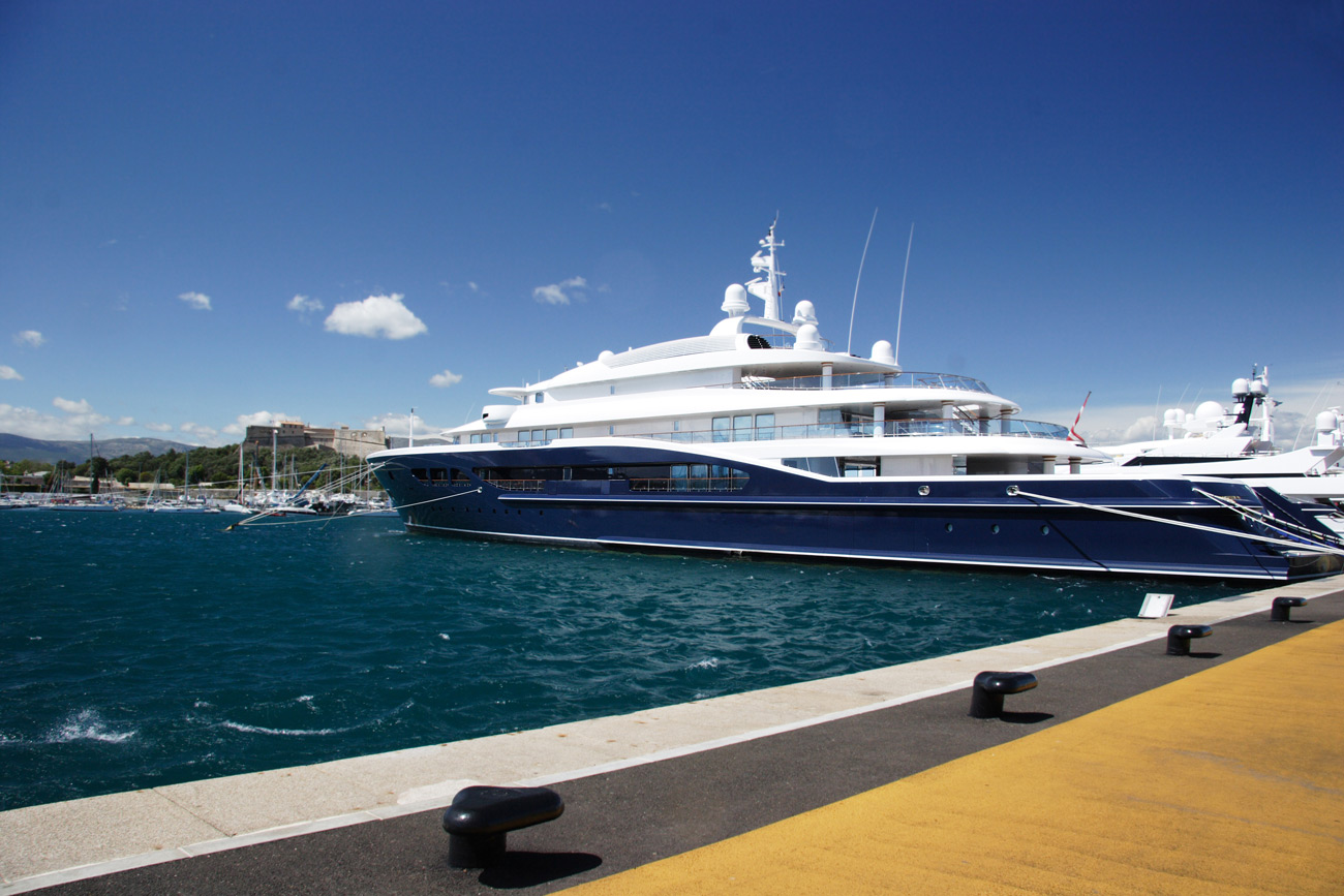Yacht business with a broker bond